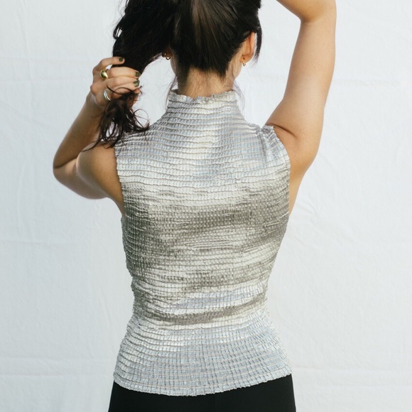 Incredible High Neck Pleated Silver Top - Picture 4 of 4